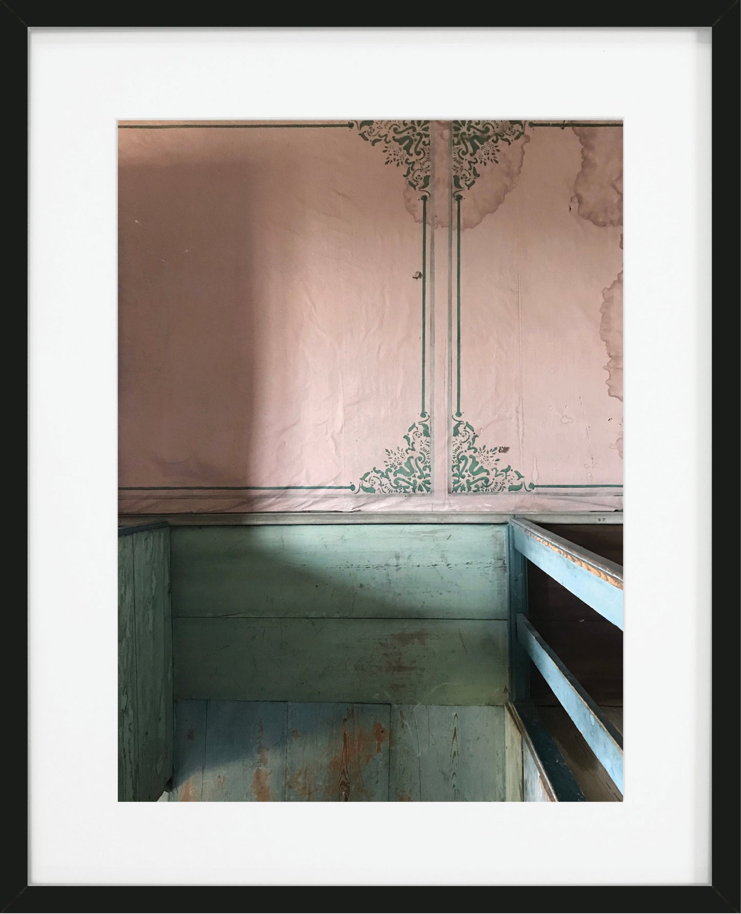 Tavla med fotoposter med bild från festbyggnad i Hälsingland