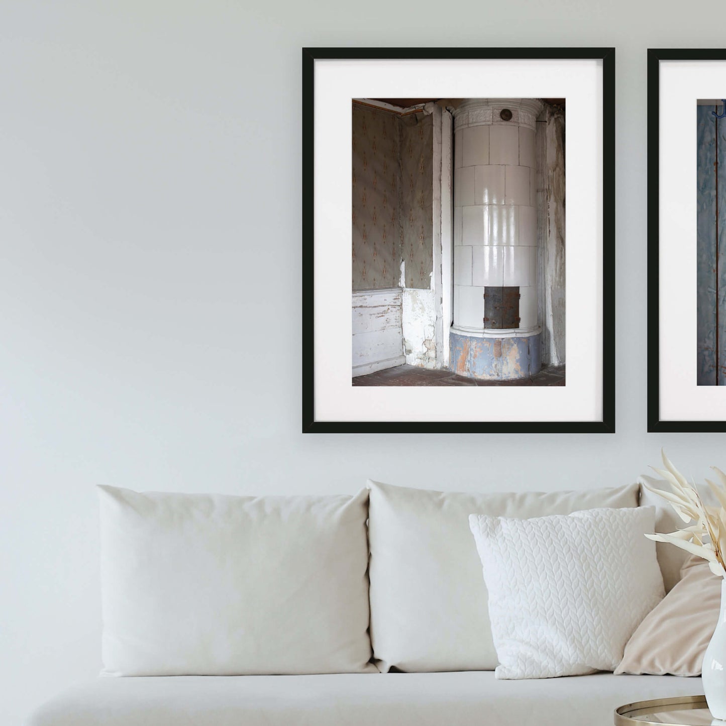 Tavla över soffa med gammeldags motiv