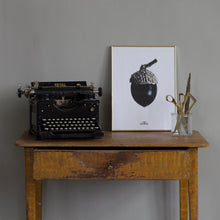 Ladda upp bild till gallerivisning, Skrivbordsdetaljer med tavla av ekollon
