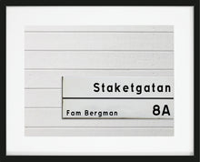 Load image into Gallery viewer, Poster med tavelram, motiv på vit liggande panel med gatuskylt som har din egen text
