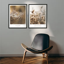 Load image into Gallery viewer, Tavlor i vardagsrum med torkade växter.
