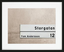 Load image into Gallery viewer, Väggskylt på betongvägg, poster som trycks med egen text
