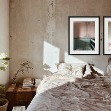 Load image into Gallery viewer, Sovrum med tavla över sängen, motiv av trappa med rosa tapet
