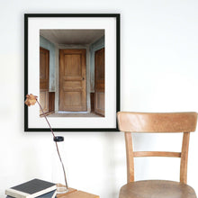 Load image into Gallery viewer, Blå tavla med gammalt hus och spegeldörrar i  hall.
