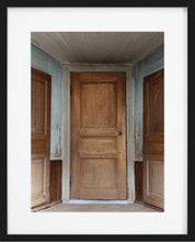 Ladda upp bild till gallerivisning, Poster med motiv på spegeldörrar i hall
