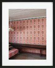 Load image into Gallery viewer, Röd tavla med gammaldags motiv och handmålade väggar
